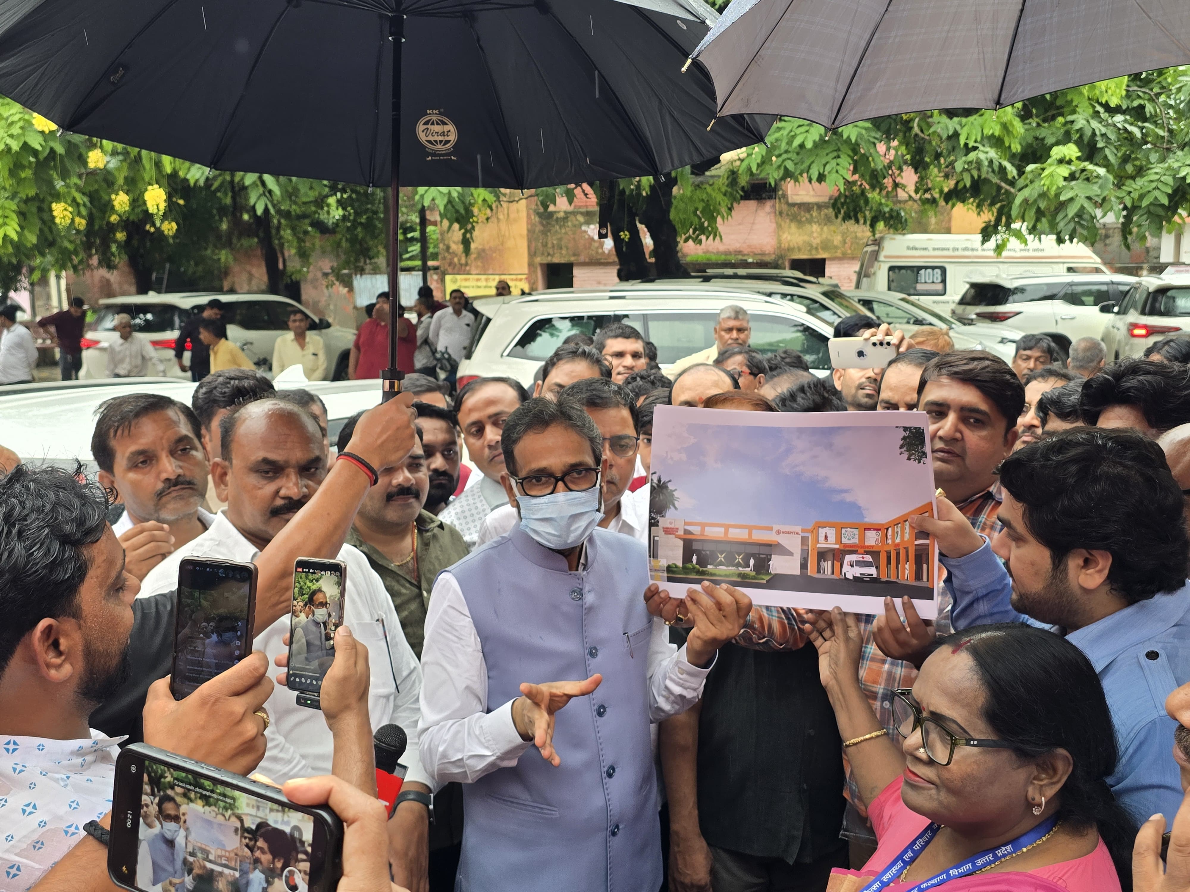 रसड़ा सीएचसी का नया मॉडल दिखाते विधायक उमाशंकर सिंह