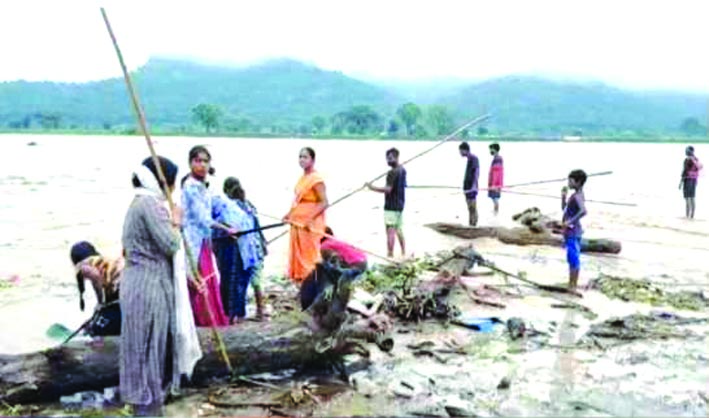 गंगा से लकडि़या पकड़ते लोग