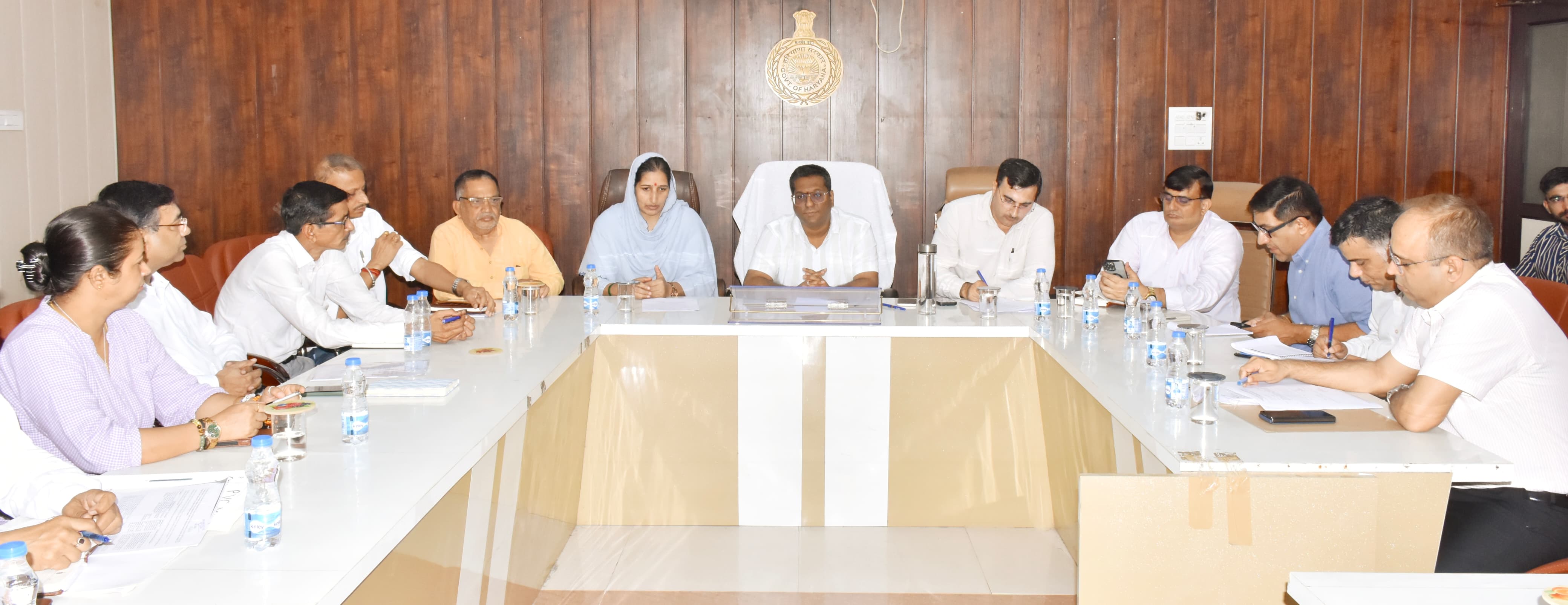 मीटिंग में अधिकारियों को दिशा निर्देश देते डीसी स्वप्निल रविंद्र पाटिल।