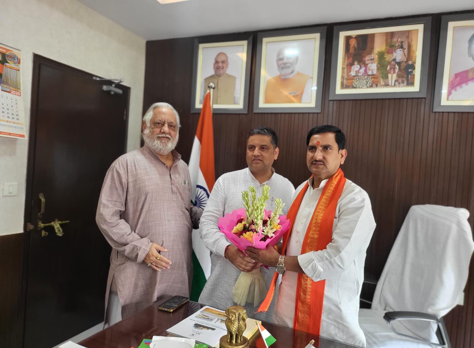 दिल्ली में हुई अहम बैठक, मढ़ क्षेत्र के विकास को लेकर विधायक ने केंद्रीय मंत्री से की मुलाकात दिल्ली में हुई अहम बैठक, मढ़ क्षेत्र के विकास को लेकर विधायक ने केंद्रीय मंत्री से की मुलाकात