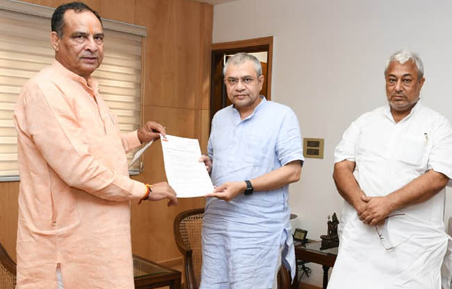 सोनीपत: हरियाणा भाजपा अध्यक्ष मोहनलाल बड़ोली ने रेल मंत्री अश्विनी वैष्णव को मांग पत्र सौंपते हुए।