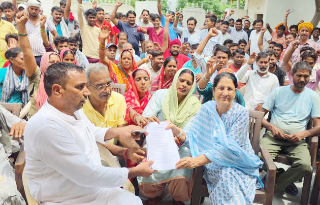 सोनीपत: राई क्षेत्र की विधायक कृष्णा गहलावत के समक्ष रेहड़ी-पटरी वाले अपनी बताते हुए। सोनीपत: राई क्षेत्र की विधायक कृष्णा गहलावत के समक्ष रेहड़ी-पटरी वाले अपनी बताते हुए।
