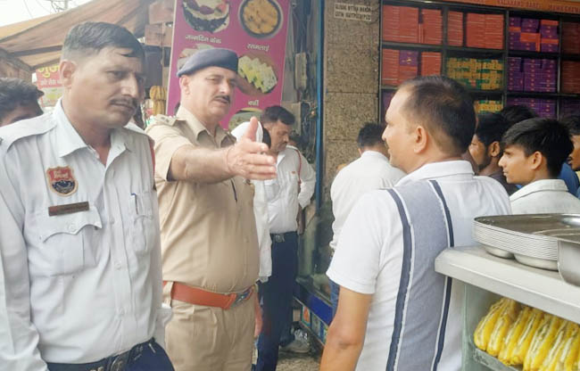 सोनीपत:  अतिक्रमण हटवाते पुलिसकर्मी