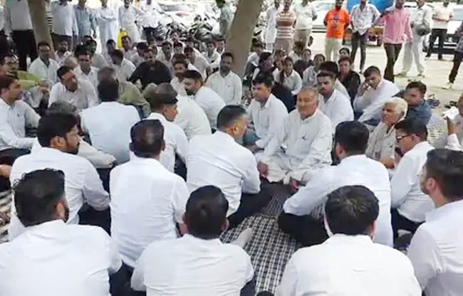 सोनीपत: गोहाना में पुलिस के खिलाफ धरना देते हुए वकील