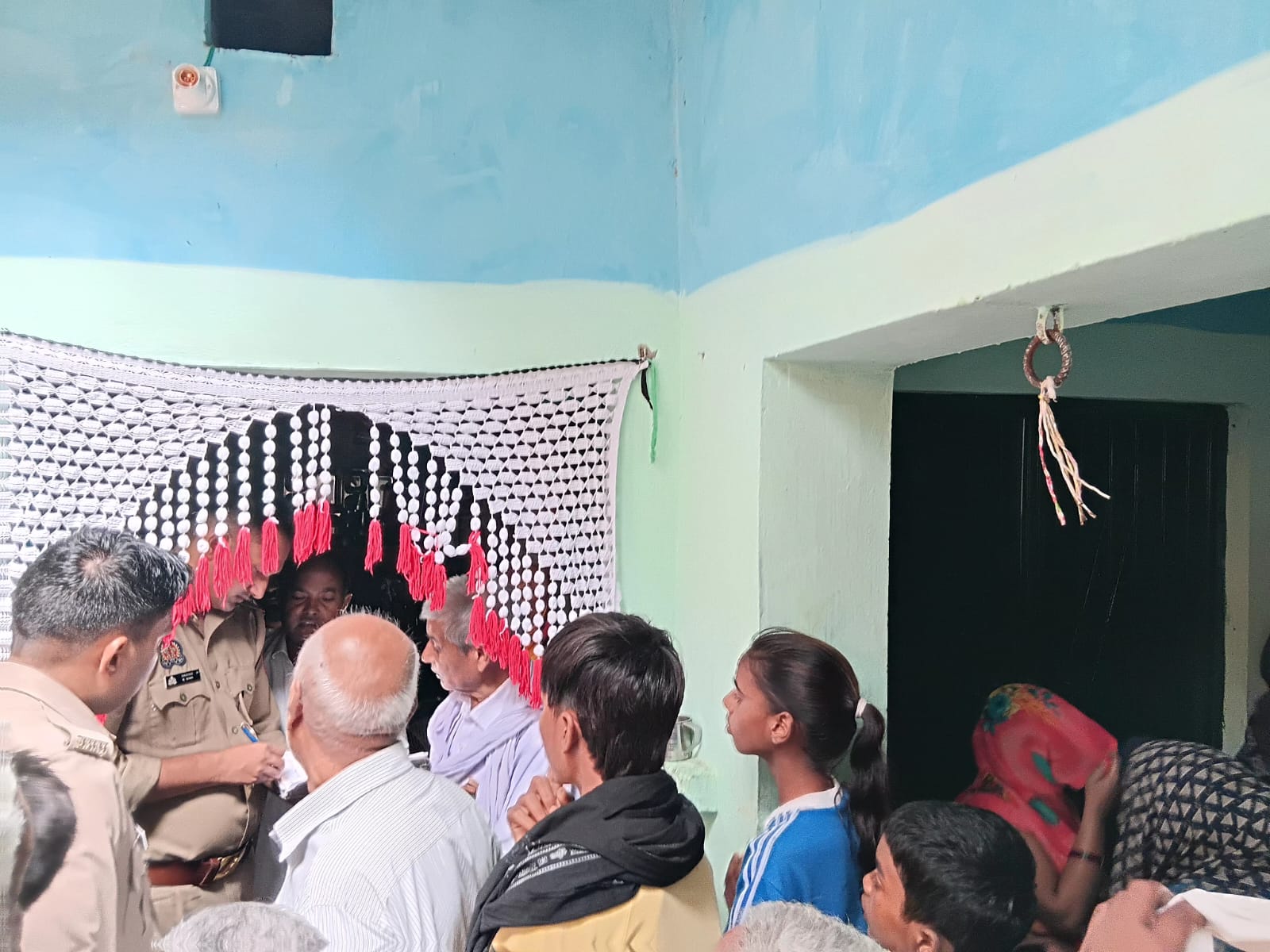 घटना स्थल का मौका मुआयना करती पुलिस घटना स्थल का मौका मुआयना करती पुलिस