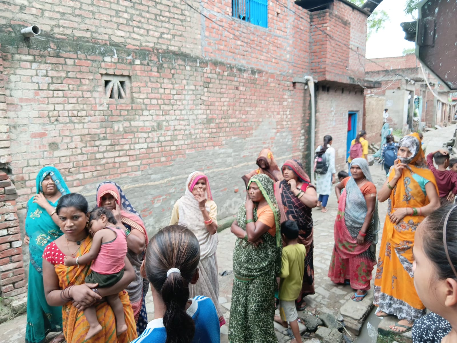 घटना स्थल पर मौजूद महिलाएं घटना स्थल पर मौजूद महिलाएं