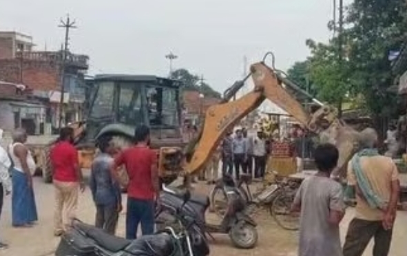 चौड़ीकरण के लिए चली जेसीबी (वीडियो से ली गई फोटो)