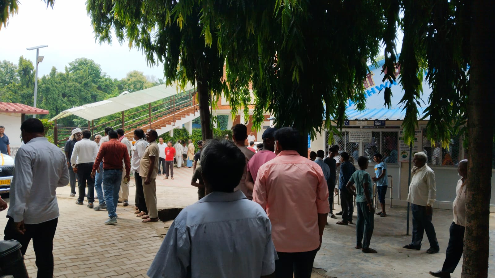 कछुआ क्रिश्चियन हॉस्पिटल में लगी लोगों की भीड़।