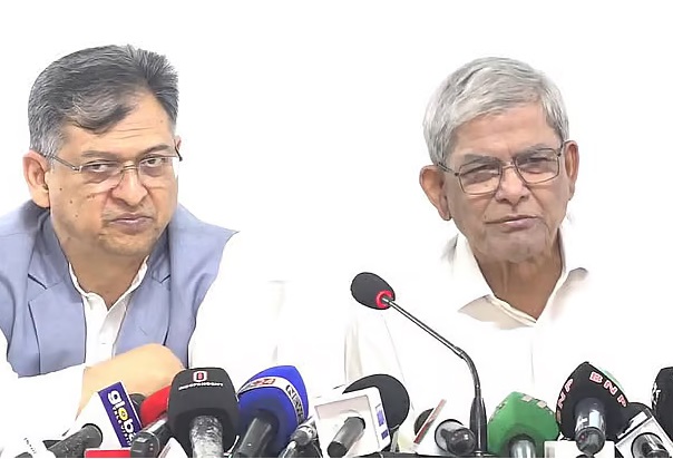 बांग्लादेश नेशनलिस्ट पार्टी के महासचिव मिर्जा फखरुल इस्लाम आलमगीर और बीएनपी स्थायी समिति के सदस्य सलाहुद्दीन अहमद राजधानी के गुलशन स्थित कार्यालय में संवाददाता सम्मेलन में। फोटो-प्रोथोम अलो