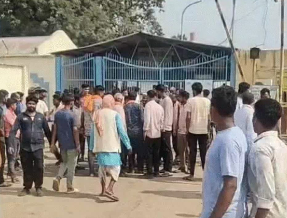 हादसे के बाद एनटीपीसी के गेट में लोगों की भीड़ हादसे के बाद एनटीपीसी के गेट में लोगों की भीड़