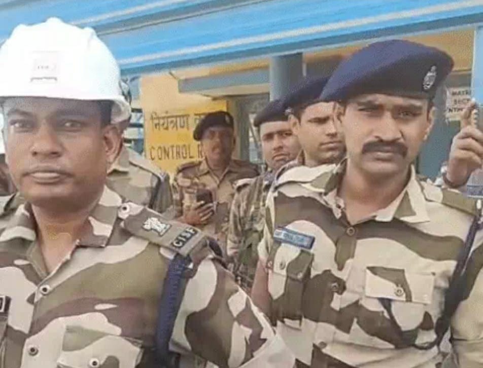 हादसे के बाद भीड़ को संभालने तैनात सुरक्षा कर्मी हादसे के बाद भीड़ को संभालने तैनात सुरक्षा कर्मी