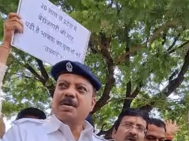 कांग्रेस विधायक खाकी वर्दी पहनकर पहुंचे विधानसभा कांग्रेस विधायक खाकी वर्दी पहनकर पहुंचे विधानसभा