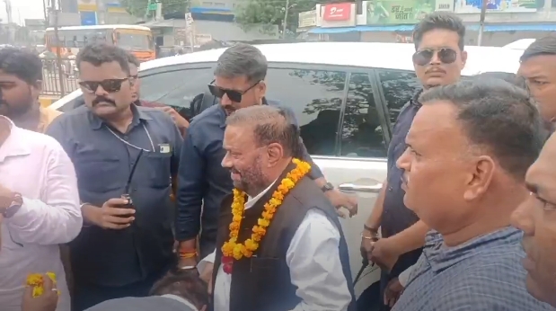 स्वागत के दौरान स्वामी प्रसाद मौर्य
