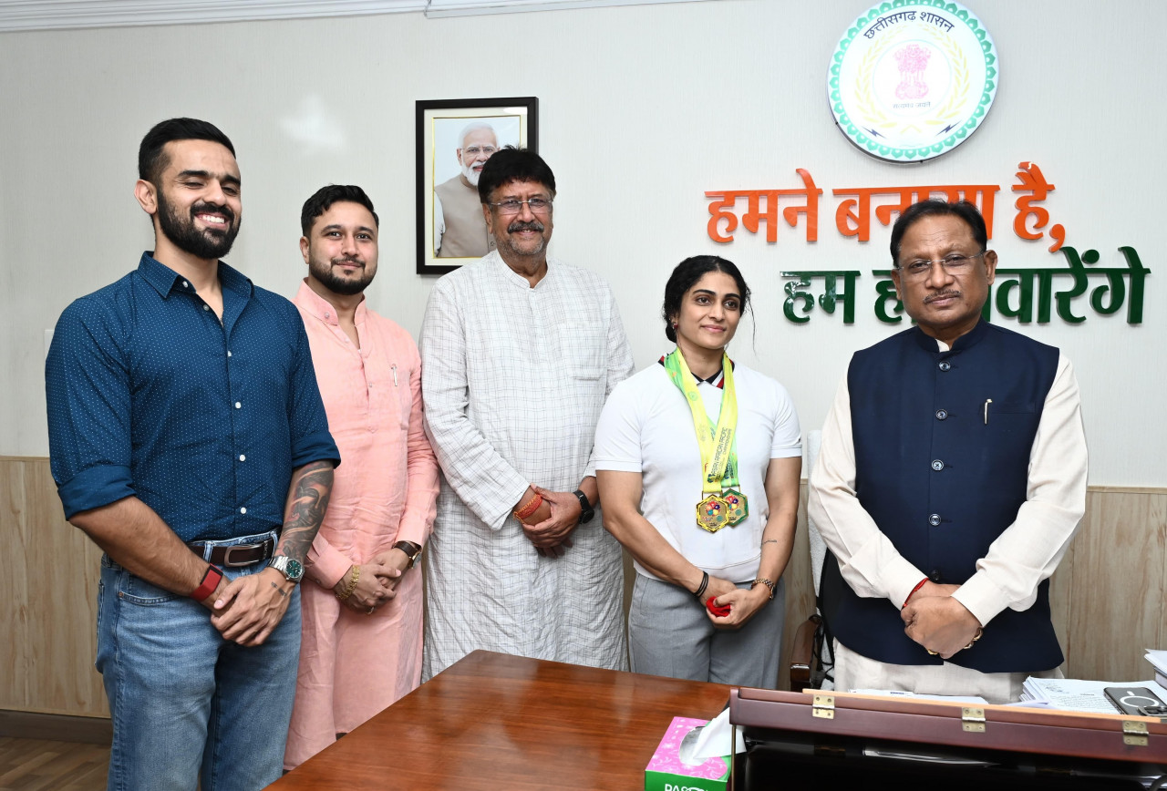 मुख्यमंत्री विष्णुदेव साय से एशियन अफ्रीकन पैसिफिक पावरलिफ्टिंग चैंपियनशिप की स्वर्ण पदक विजेता नमी राय पारेख मुलाकात करती हुई मुख्यमंत्री विष्णुदेव साय से एशियन अफ्रीकन पैसिफिक पावरलिफ्टिंग चैंपियनशिप की स्वर्ण पदक विजेता नमी राय पारेख मुलाकात करती हुई