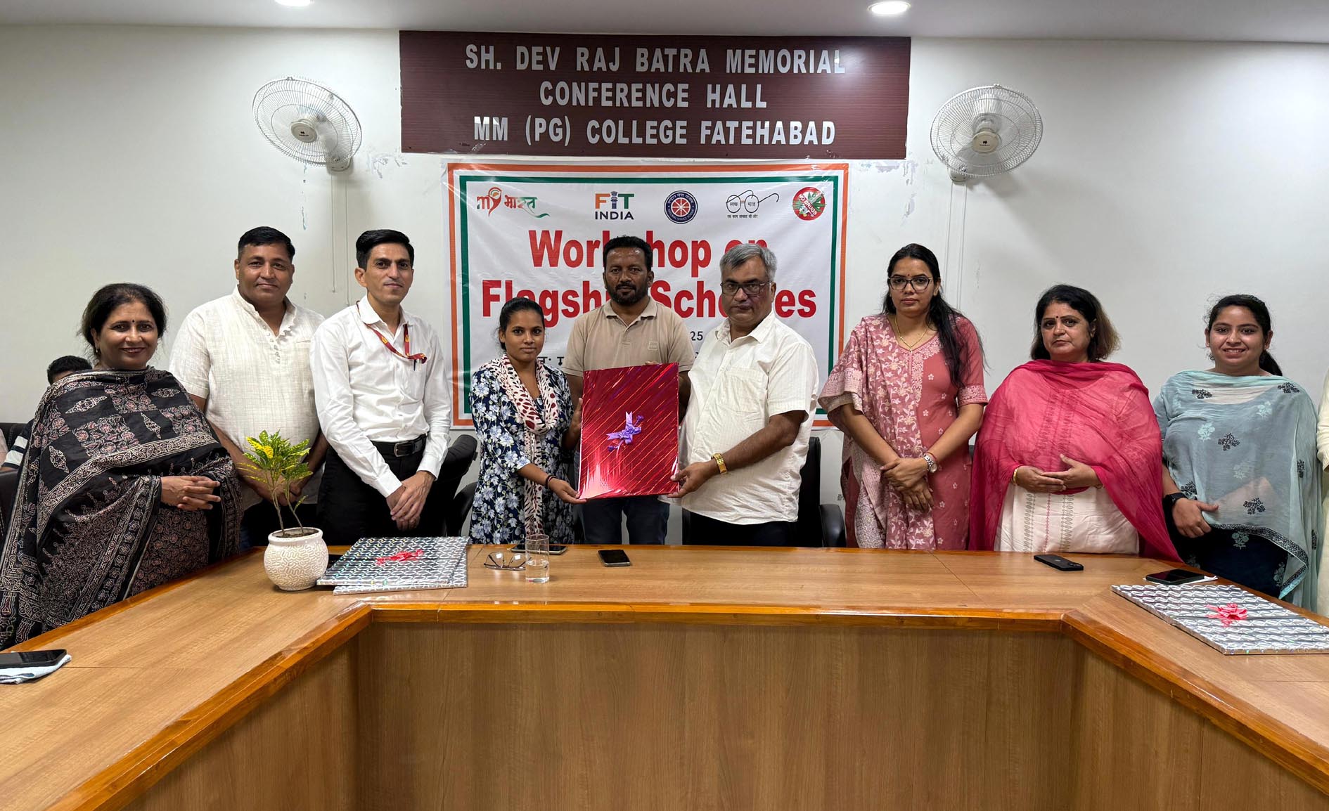 फतेहाबाद। एमएम कॉलेज में आयोजित कार्यशाला में अतिथियों को सम्मानित करते प्राचार्य व स्टाफ सदस्य। फतेहाबाद। एमएम कॉलेज में आयोजित कार्यशाला में अतिथियों को सम्मानित करते प्राचार्य व स्टाफ सदस्य।