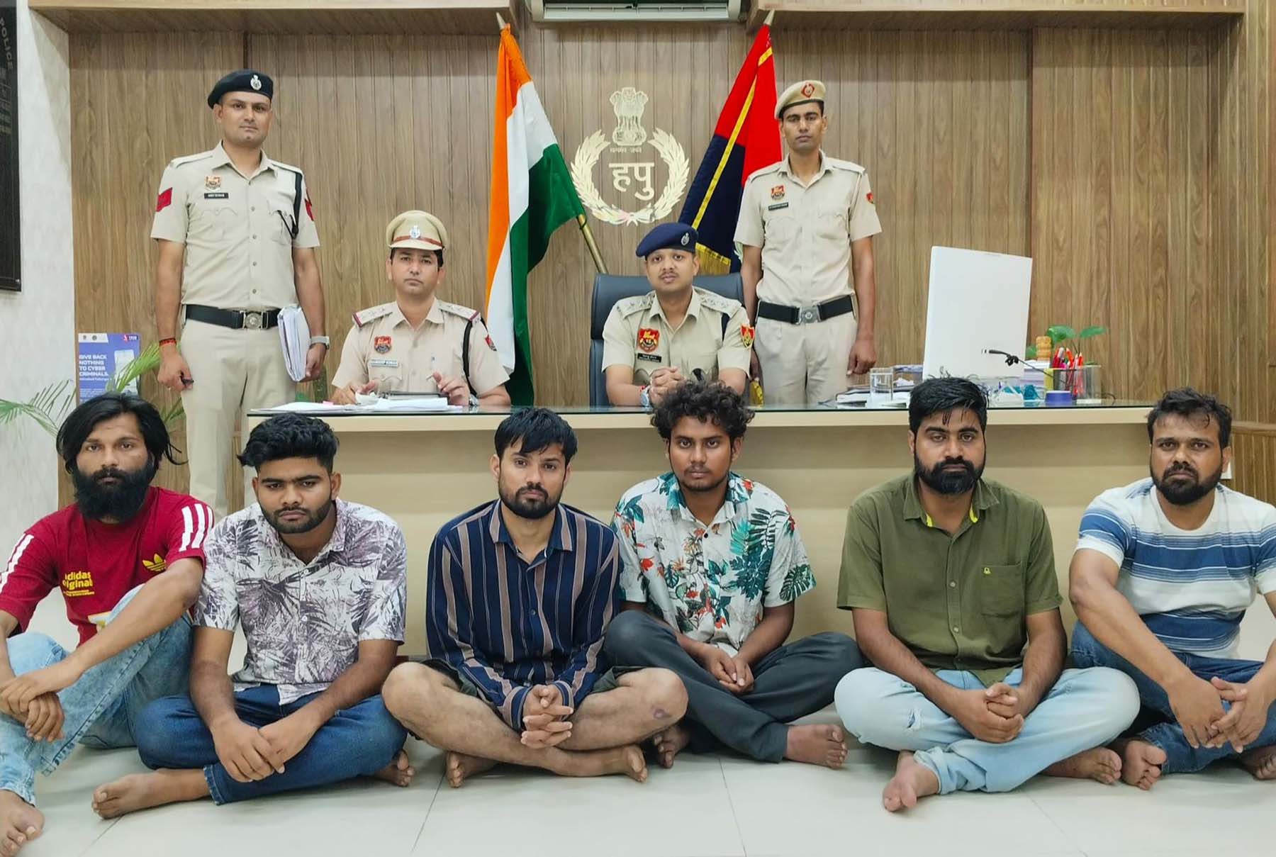 गुरुग्राम में पुलिस द्वारा काबू किए गए स्टॉक ट्रेडिंग में मुनाफा कमाने का लोभ देकर ठगी करने के आरोपी।