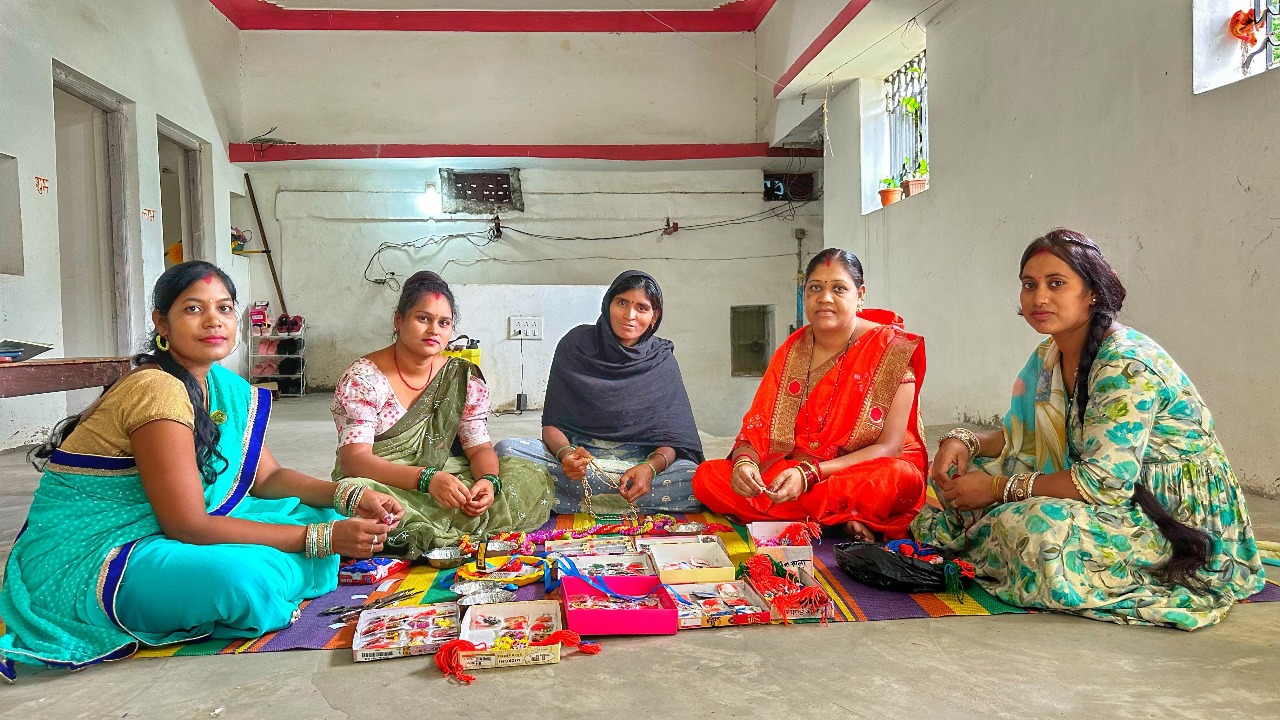 धान, चावल, रंगीन मोती, स्टोन, ऊन से बना रही हैं सुंदर व आकर्षक राखियां धान, चावल, रंगीन मोती, स्टोन, ऊन से बना रही हैं सुंदर व आकर्षक राखियां