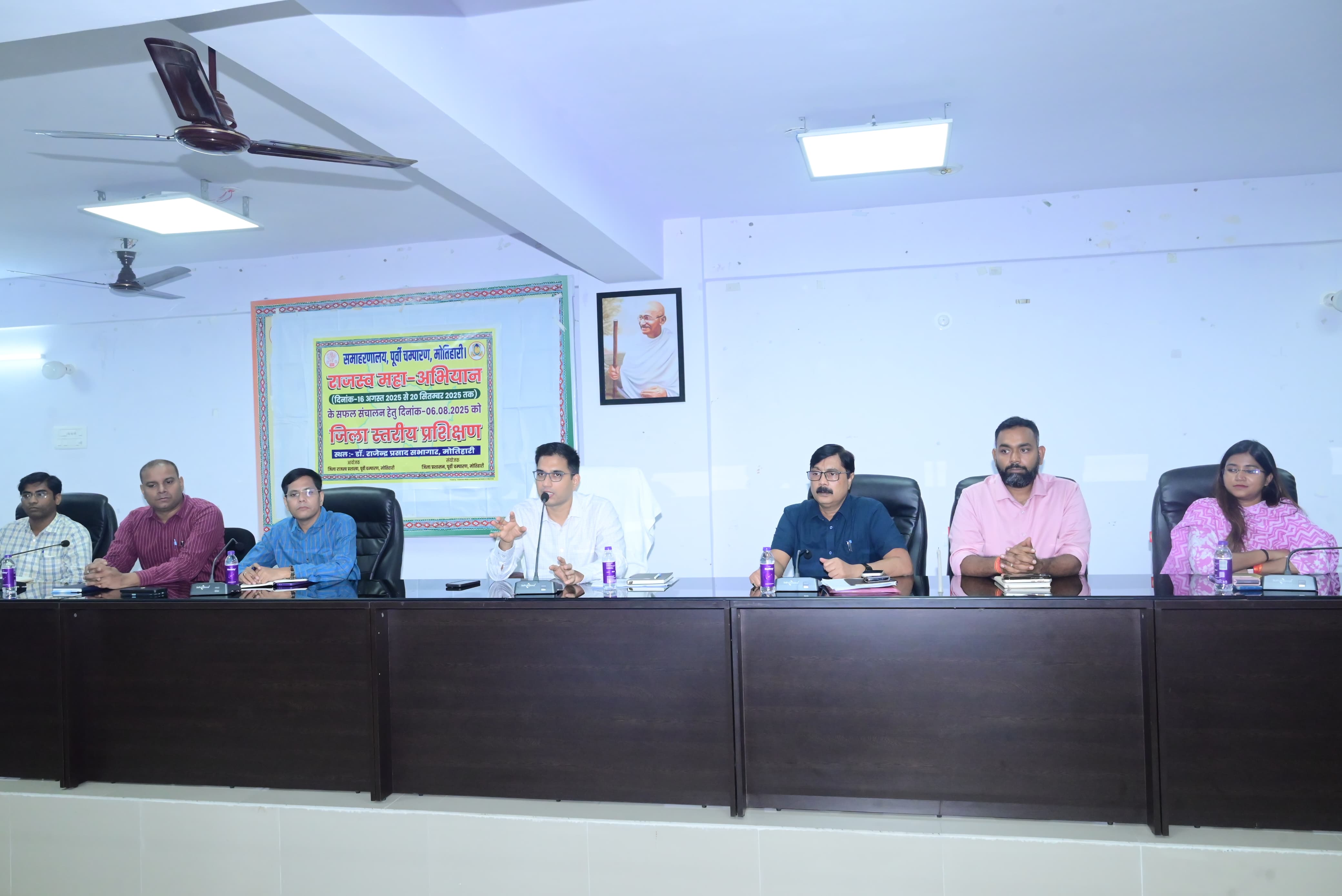 प्रशिक्षण कार्यक्रम को संबोधित करते डीएम व अन्य अधिकारी