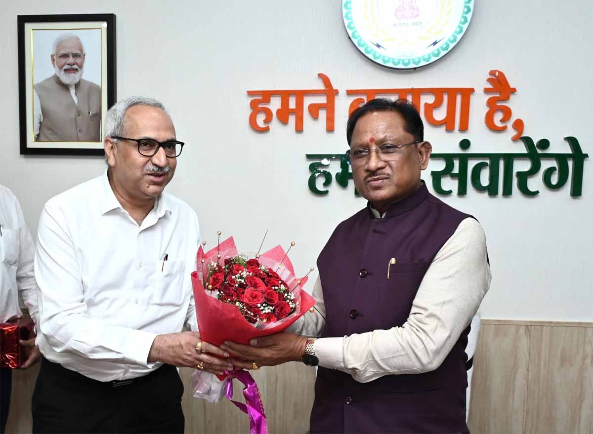 मुख्यमंत्री साय काे गुलदस्ता भेंट करते चित्त रंजन महापात्र मुख्यमंत्री साय काे गुलदस्ता भेंट करते चित्त रंजन महापात्र