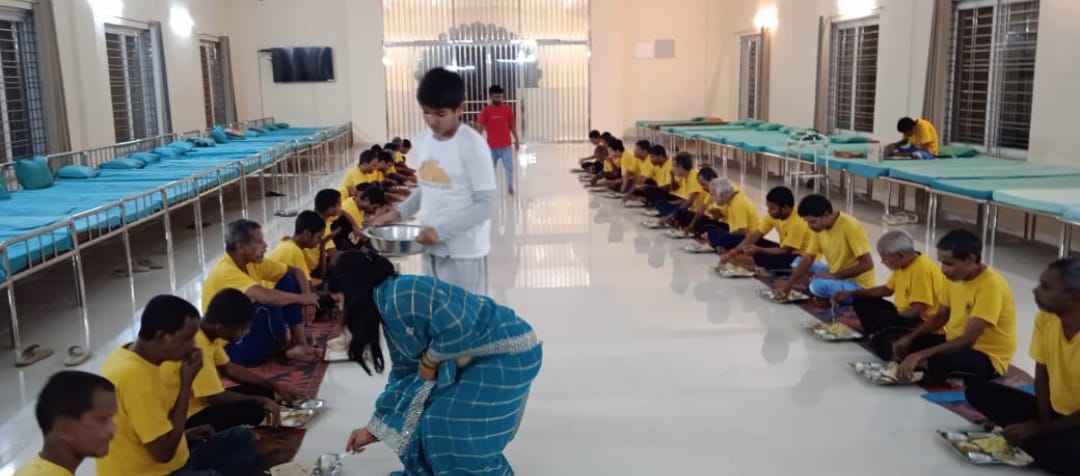 भोजन प्रसाद वितरित करते ट्रस्ट के सदस्यगण