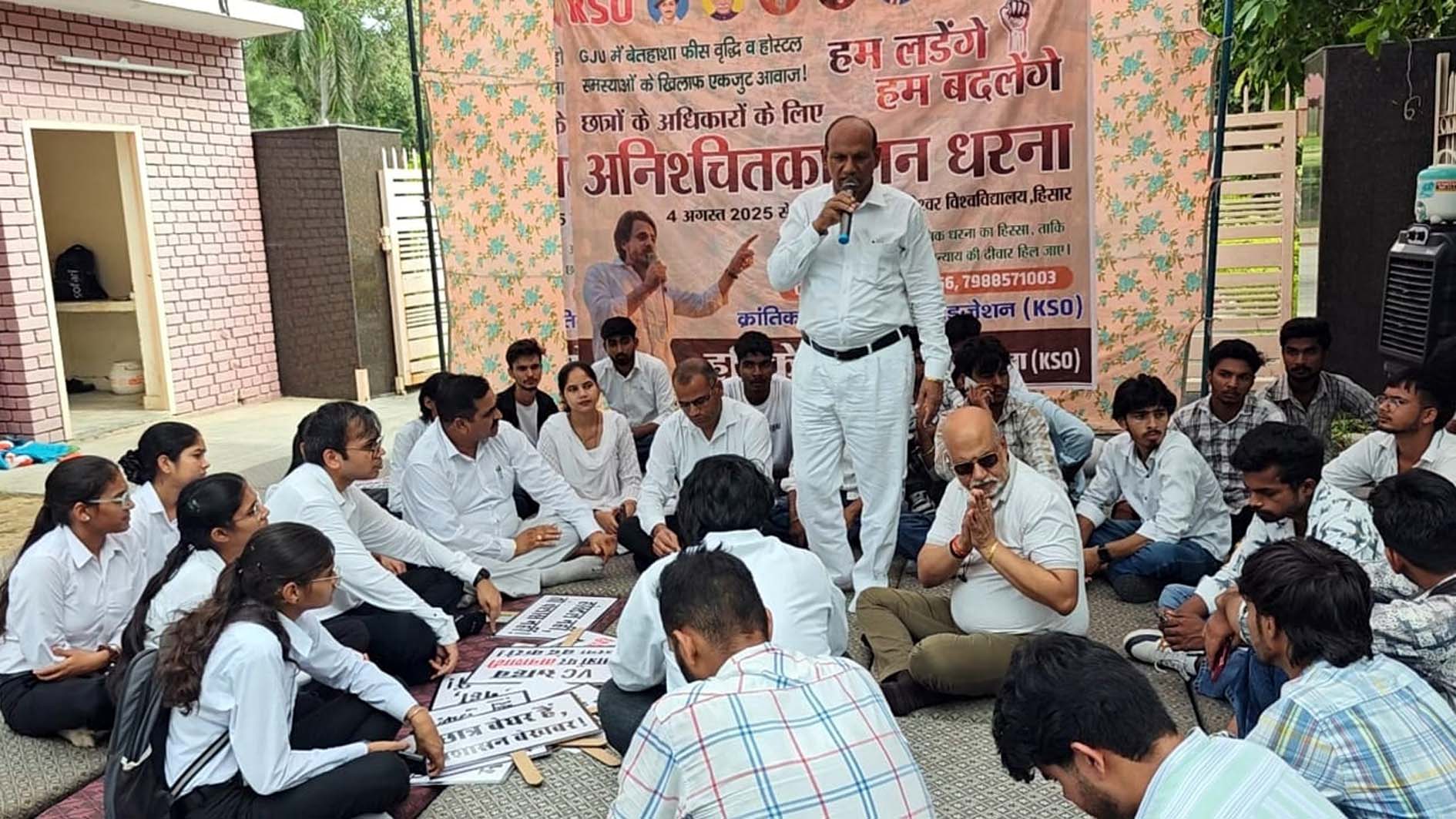 छात्रों के धरने पर पहुंचे हरियाणा कांग्रेस लीगल डिपार्टमेंट के प्रदेश अध्यक्ष एडवोकेट लाल बहादुर खोवाल। छात्रों के धरने पर पहुंचे हरियाणा कांग्रेस लीगल डिपार्टमेंट के प्रदेश अध्यक्ष एडवोकेट लाल बहादुर खोवाल।