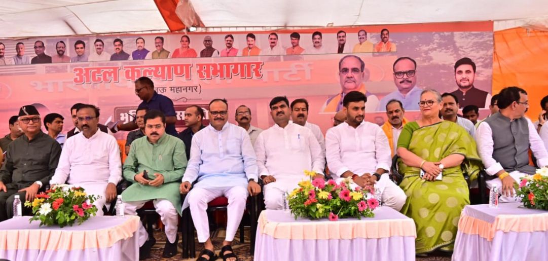अटल सभागार के शिलान्यास के अवसर पर मंचासीन धर्मपाल सिंह अटल सभागार के शिलान्यास के अवसर पर मंचासीन धर्मपाल सिंह