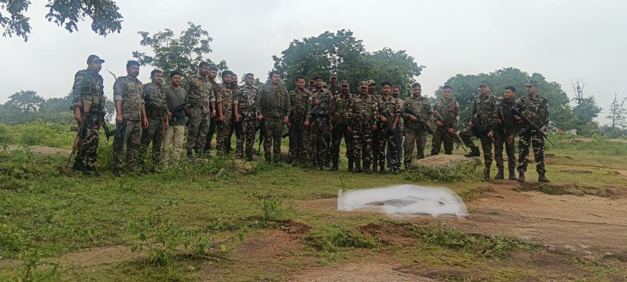 सुरक्षा बल और पीएलएफआई सुप्रीमो मार्टिन की तस्वीर