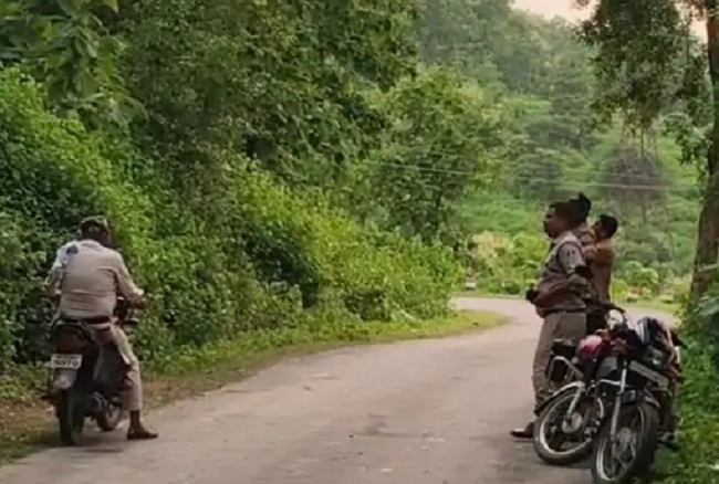 घटनास्थल पर जांच करती हुई पुलिस
