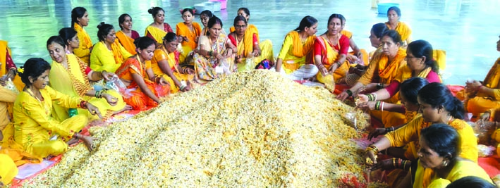 पीडि़तों के लिए राहत सामग्री तैयार करते हुए पीडि़तों के लिए राहत सामग्री तैयार करते हुए