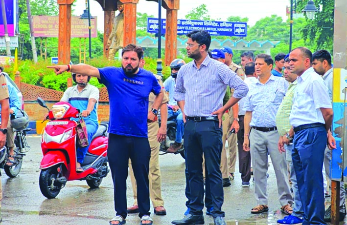 क्षेत्र का जायजा लेते डीएम