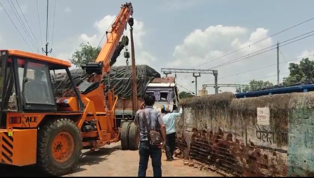 चालक की सूझबूझ से बची सैकड़ों जान ट्रक को टकराया मालगाड़ी से चालक की सूझबूझ से बची सैकड़ों जान ट्रक को टकराया मालगाड़ी से