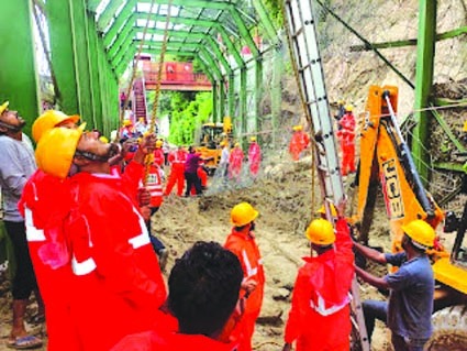 ट्रैक बहाल करने के कार्य में जुटे मजदूर ट्रैक बहाल करने के कार्य में जुटे मजदूर