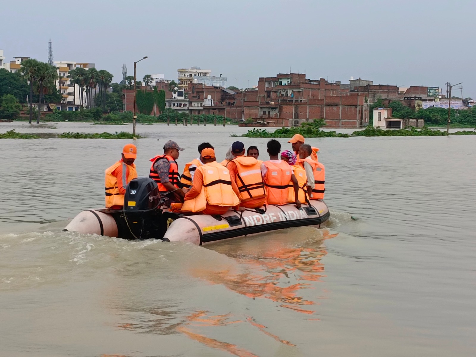बाढ़ पीड़ित क्षेत्र में एनडीआरएफ बाढ़ पीड़ित क्षेत्र में एनडीआरएफ