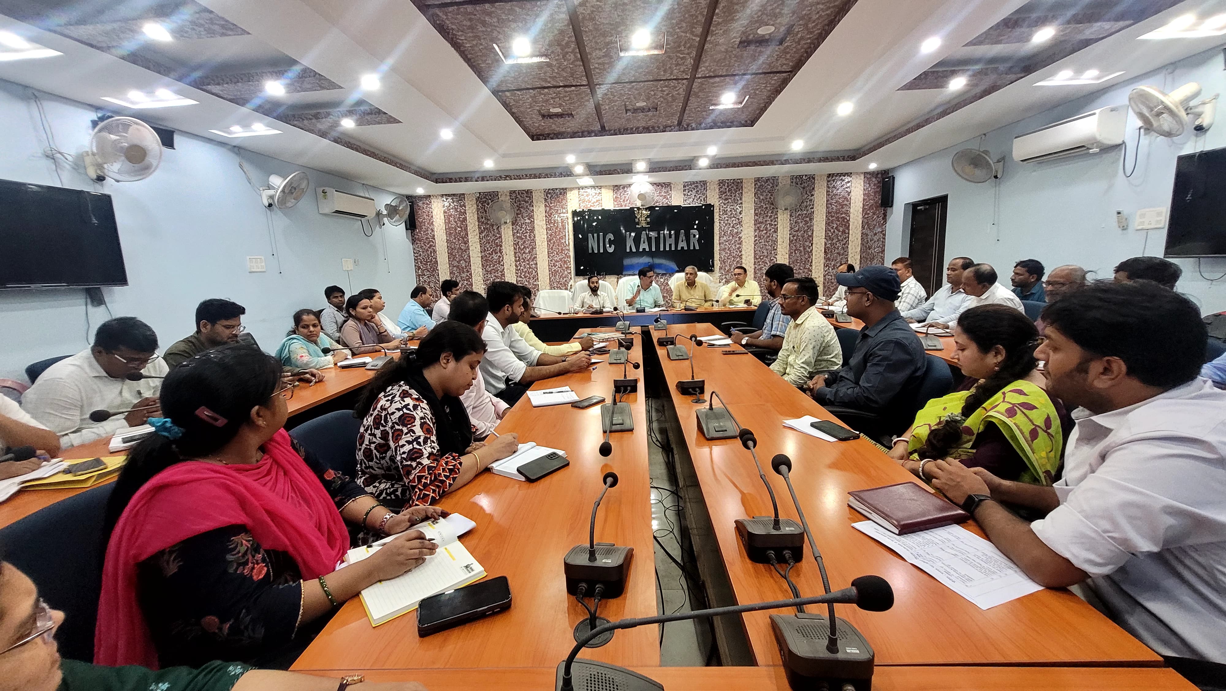 बैठक करते हुए अधिकारी बैठक करते हुए अधिकारी