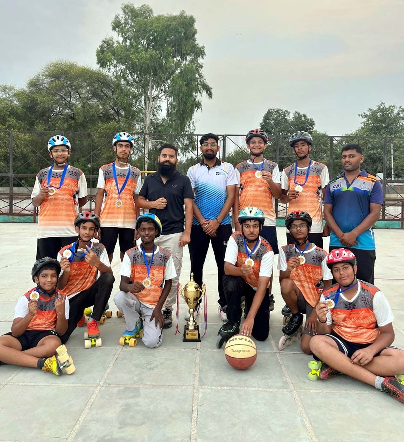 सिल्वर मेडल विजेता हिसार की टीम के खिलाडिय़ों का हौंसला बढ़ाते एसोसिएशन पदाधिकारी।