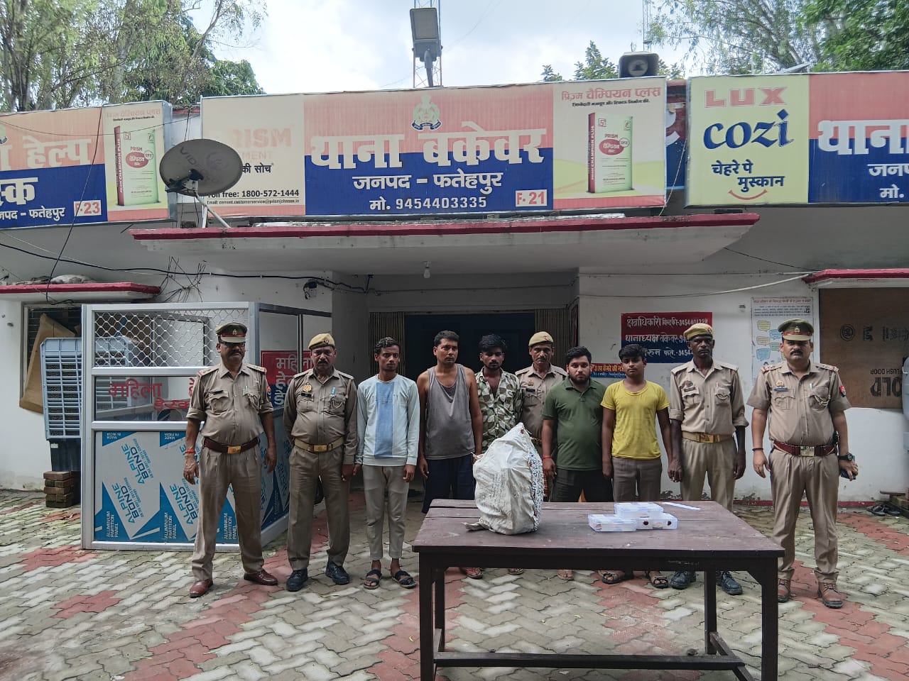 बकेवर थाना पुलिस द्वारा गिरफ्तार पांच चोर बकेवर थाना पुलिस द्वारा गिरफ्तार पांच चोर