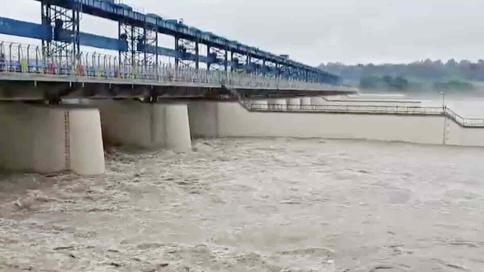 हरिद्वार में गंगा खतरे के निशान के पार हरिद्वार में गंगा खतरे के निशान के पार