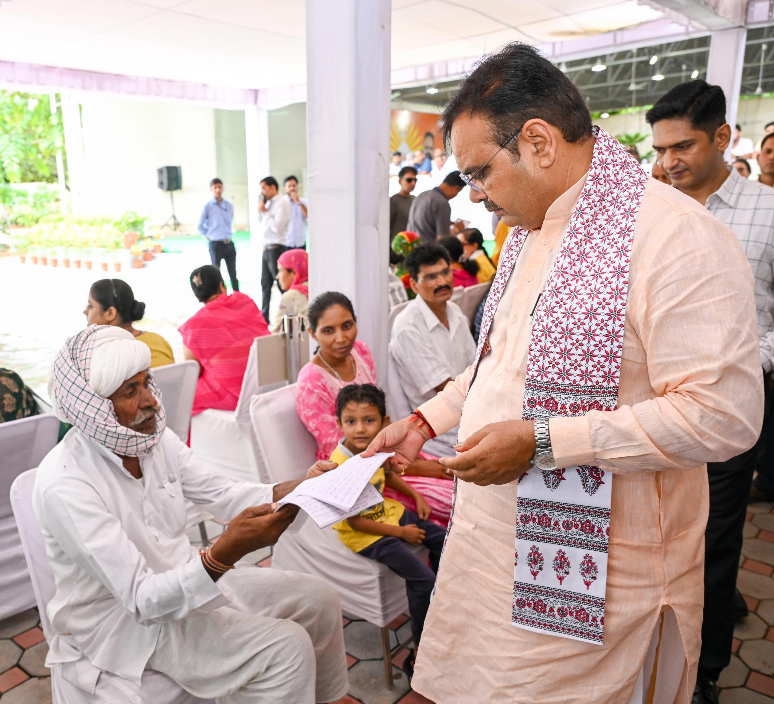 जनसुनवाई करते हुए मुख्यमंत्री भजनलाल शर्मा। जनसुनवाई करते हुए मुख्यमंत्री भजनलाल शर्मा।