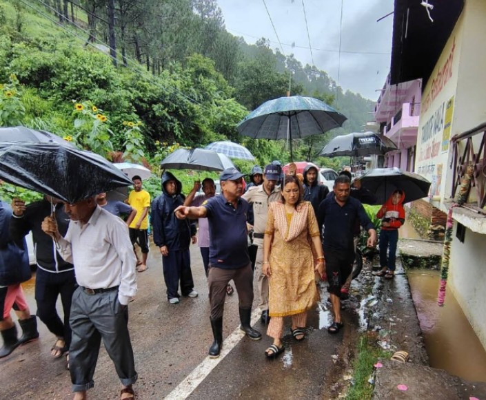 आपदा ग्रस्त‌ क्षेत्रों का जायजा लेती मंत्री रेखा आर्या