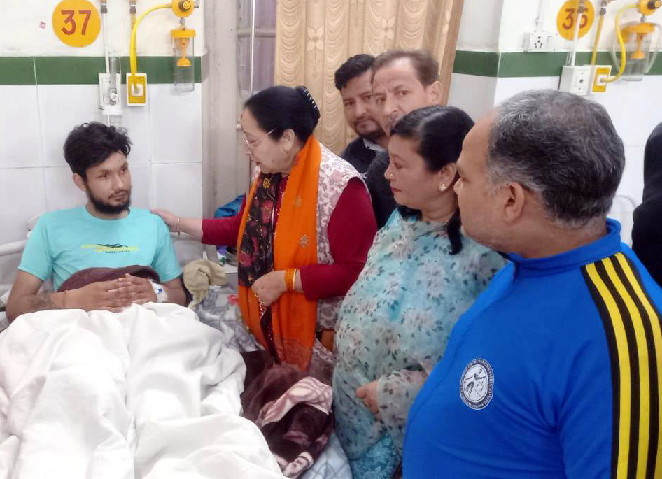 बीडी पांडे जिला चिकित्सालय में भर्ती एक रोगी का हाल-चाल जानतीं विधायक सरिता आर्य। बीडी पांडे जिला चिकित्सालय में भर्ती एक रोगी का हाल-चाल जानतीं विधायक सरिता आर्य।