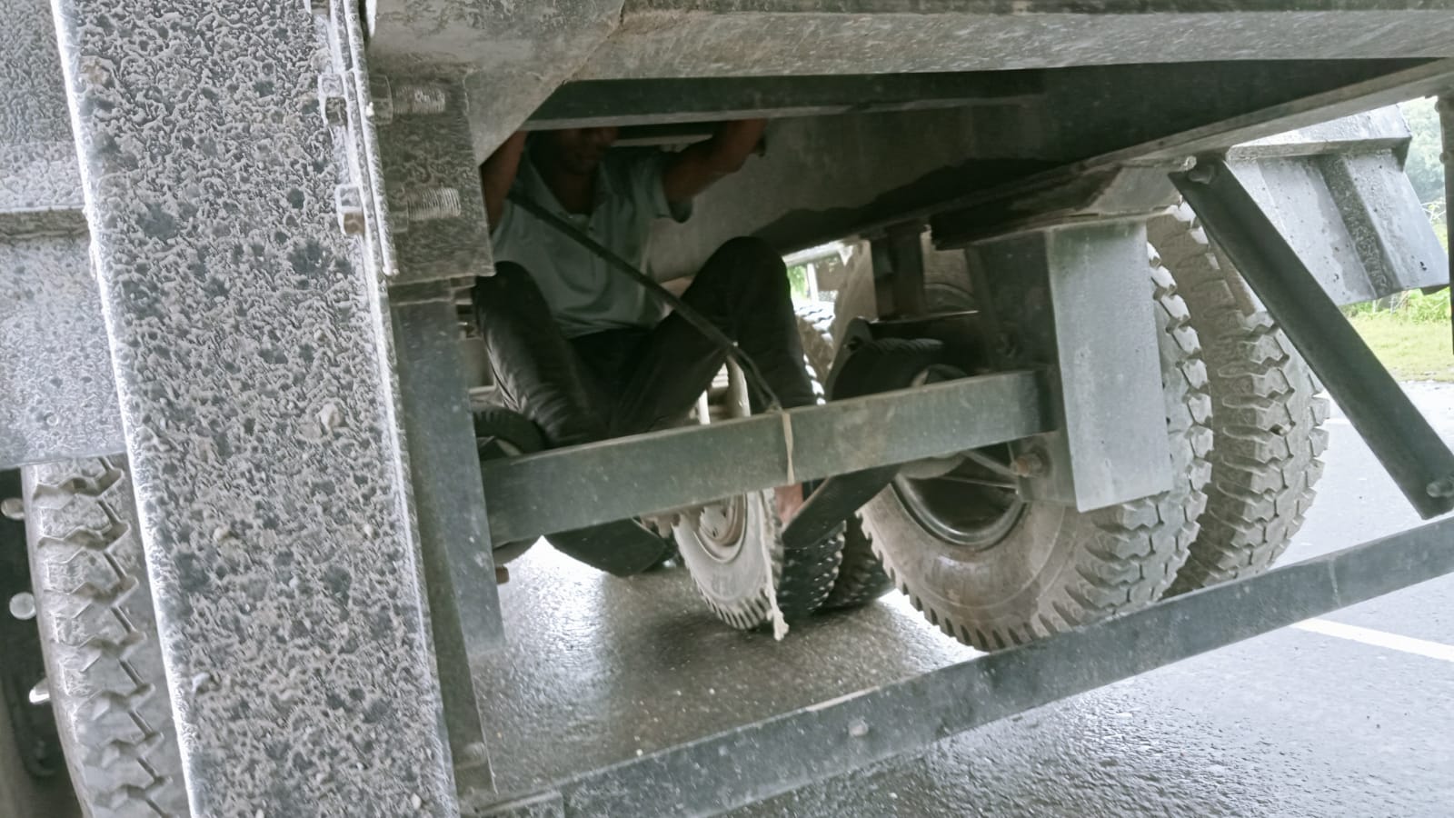 ट्रक के नीचे छिपकर भारत में प्रवेश करने की कोशिश करता बांग्लादेशी युवक