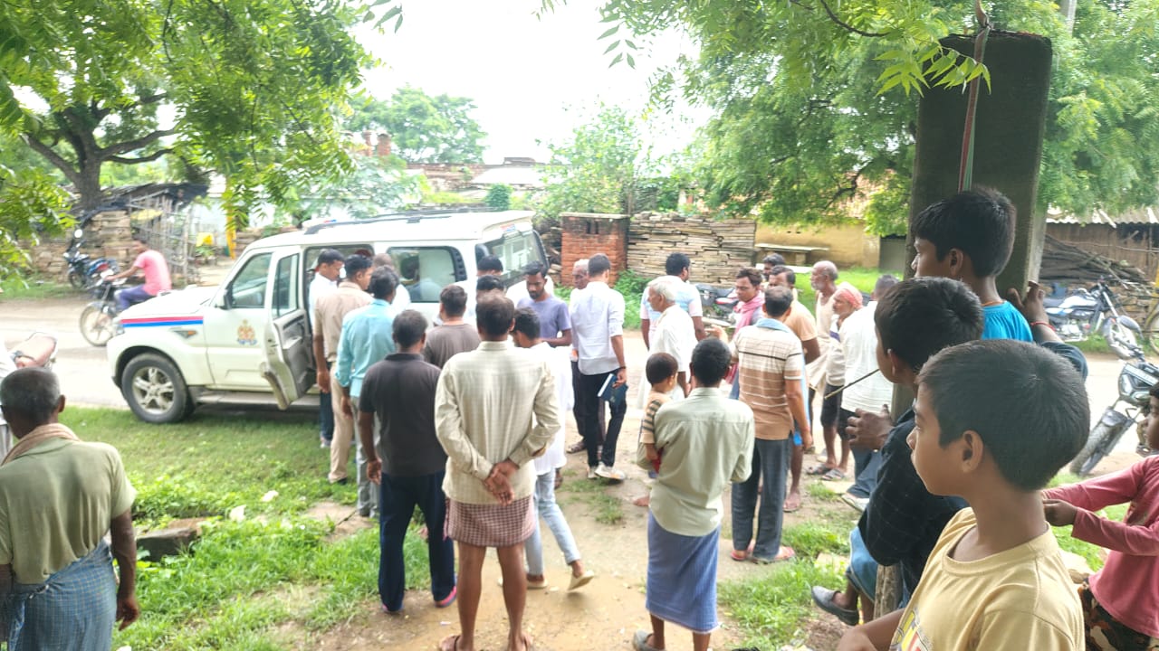घटनास्थल पर जांच को पहुंची पुलिस टीम। घटनास्थल पर जांच को पहुंची पुलिस टीम।
