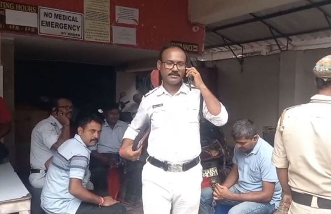 अस्पताल में पुलिसकर्मी अस्पताल में पुलिसकर्मी