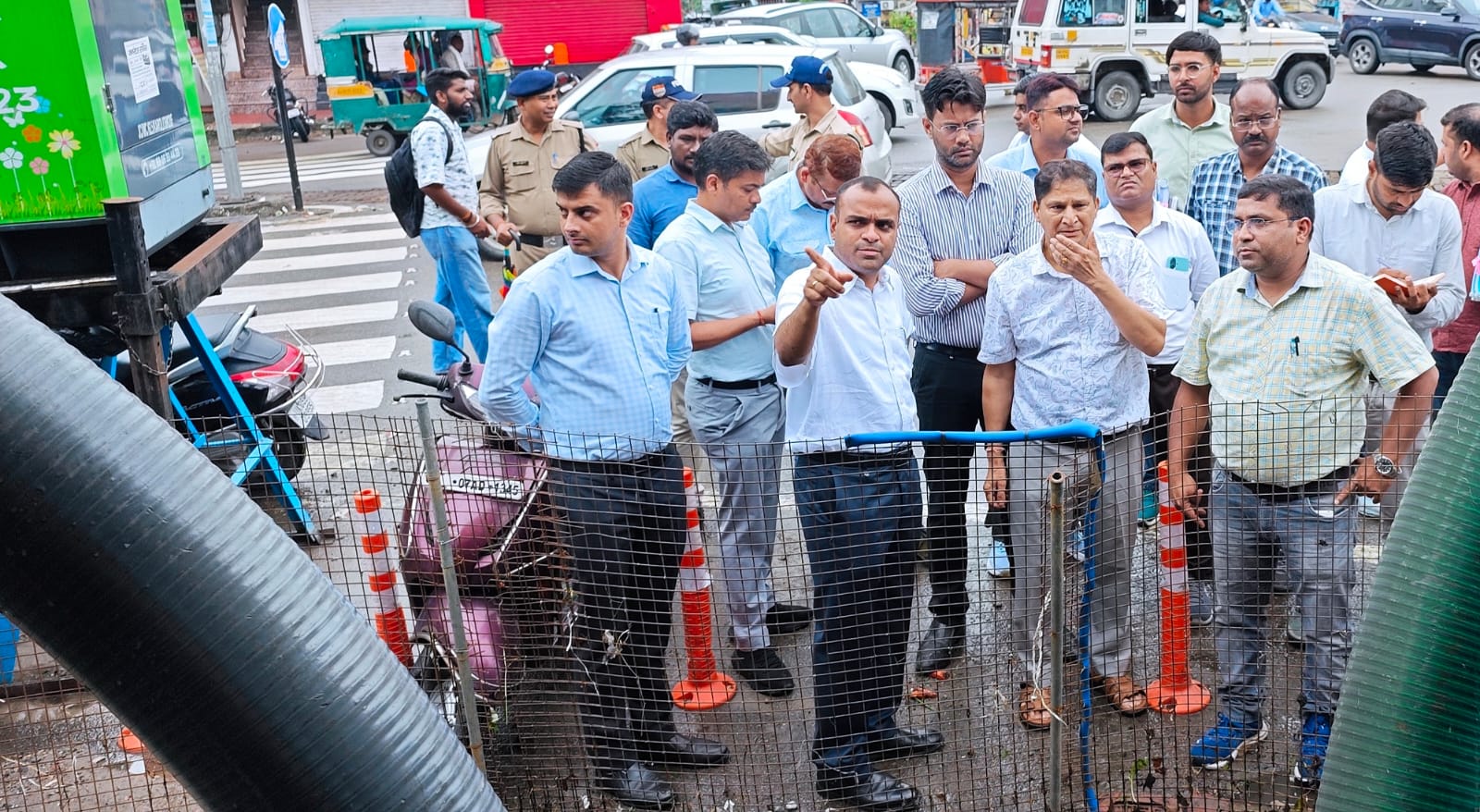 जिलाधिकारी भ्रमण करते हुए जिलाधिकारी भ्रमण करते हुए