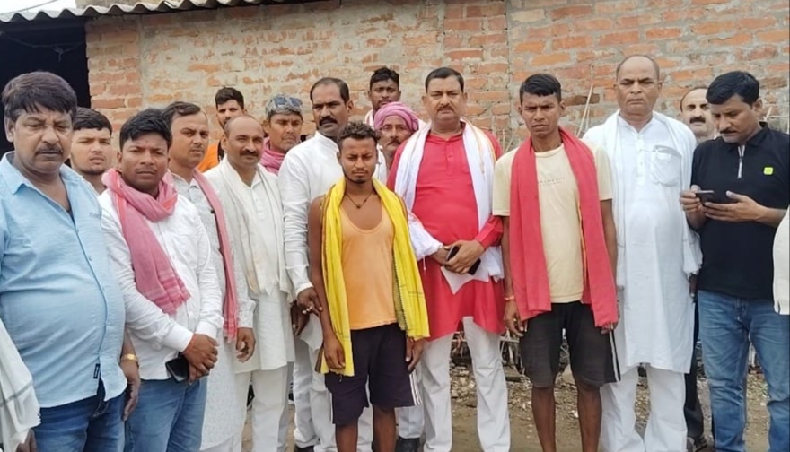 मृतक लक्ष्मण पाल के घर पहुंचा सपा प्रतिनिधिमंडल