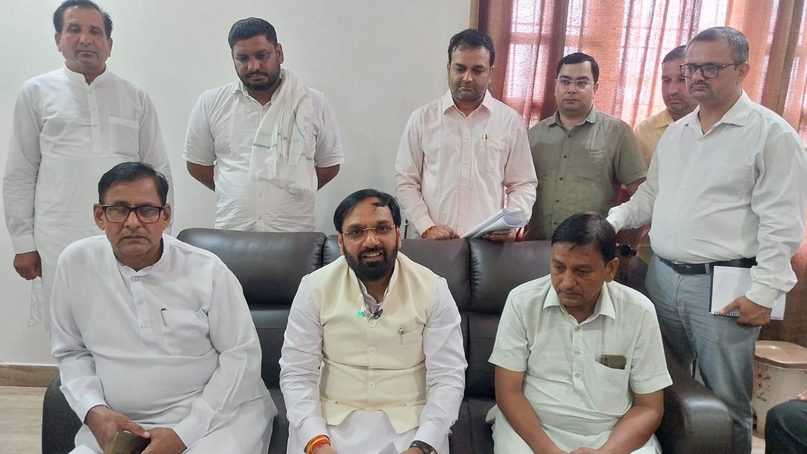पत्रकारों से बातचीत करते हुए उचाना विधायक देवेंद्र चतरभुज अत्री।