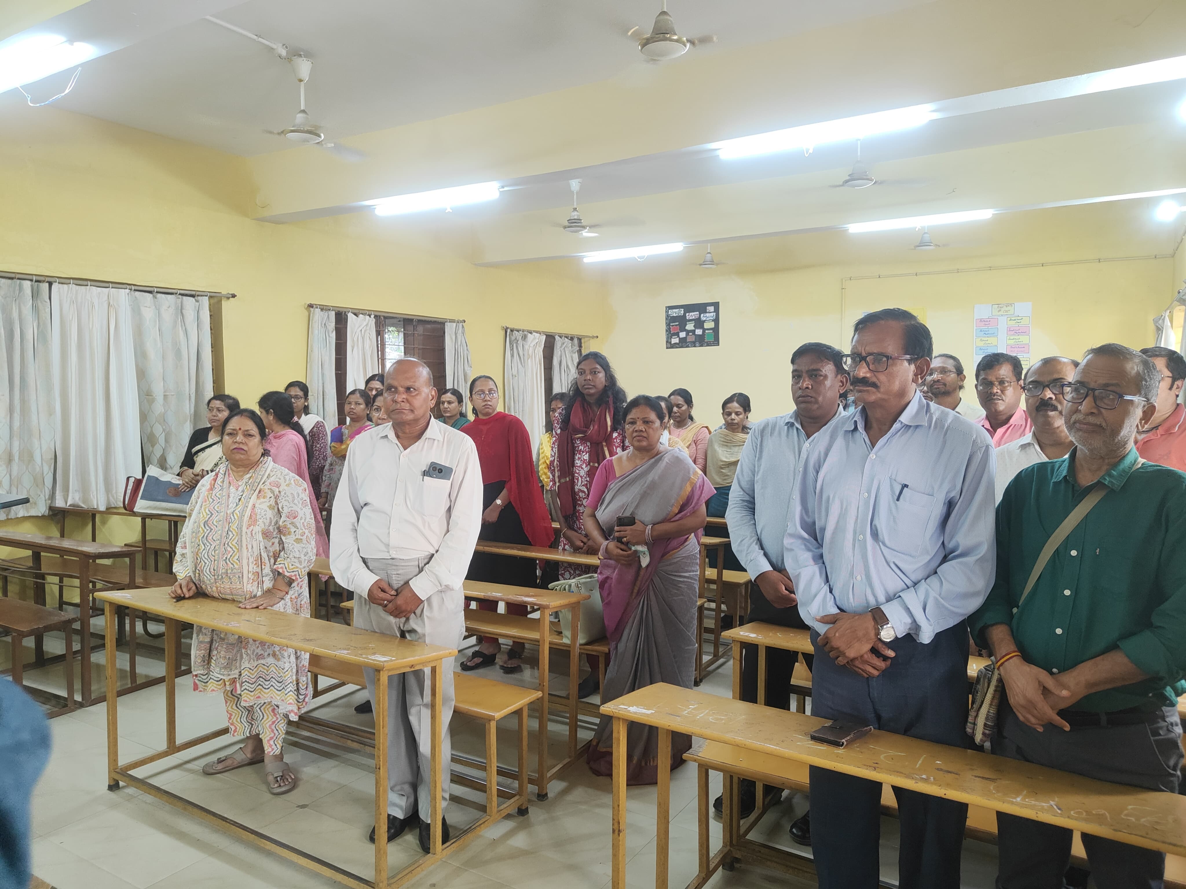 श्रद्धांजलि देते कॉलेज के प्रधानाचार्य समेत अन्य