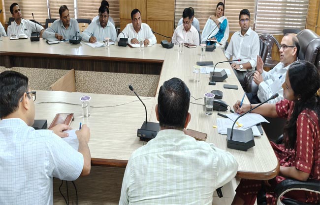अधिकारियों की बैठक लेते डीसी डॉ विवेक भारती।