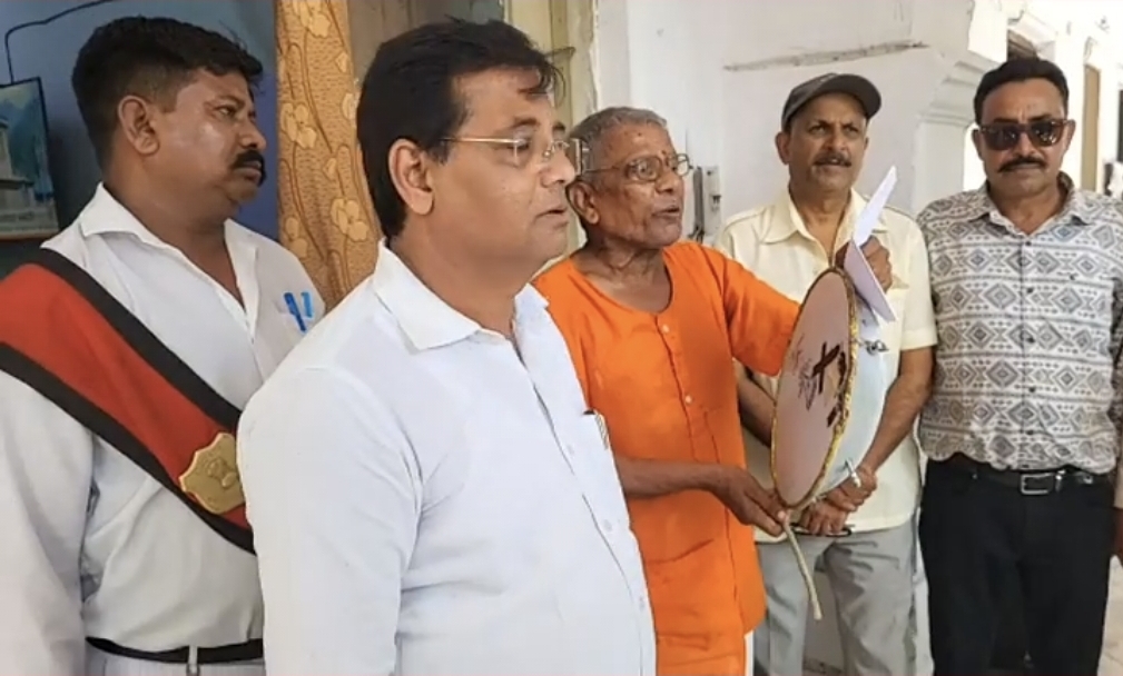एडीएम अजमेर द्वितीय के कक्ष की कुर्की, कोर्ट आदेश की पालना में मुनादी व नोटिस चस्पा