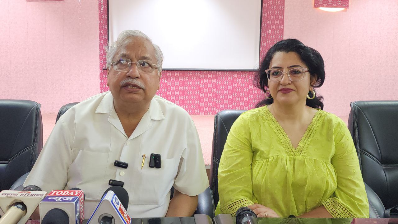 फोटो कैप्शन 6आरटीके3 : पत्रकारों से बातचीत करते आईएमए के पदाधिकारी